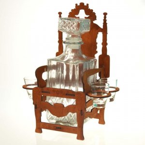 Кралско кресло с бутилка и флейти за шампанско