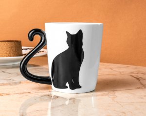 Котка в чаша с опашка