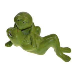 Керамична градинска статуя - Влюбени жаби