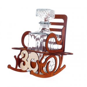 Дървен стол с бутилка за 30-ия рожден ден