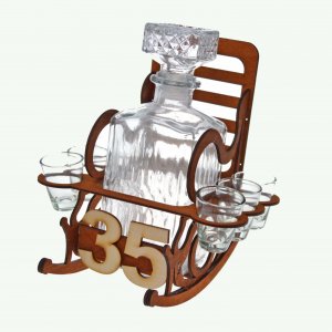 Дървен стол с бутилка за 35-ия рожден ден