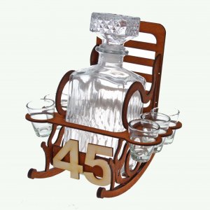 Дървен стол с бутилка за 45-ия рожден ден