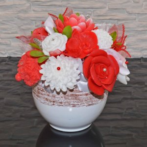 Сапунен букет в керамична саксия - червено, бяло