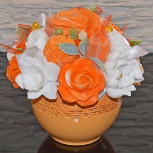Сапунен букет в керамична саксия - оранжево, бяло