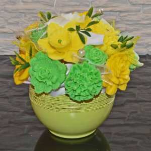 Сапунен букет в керамична саксия - жълто, зелено, бяло