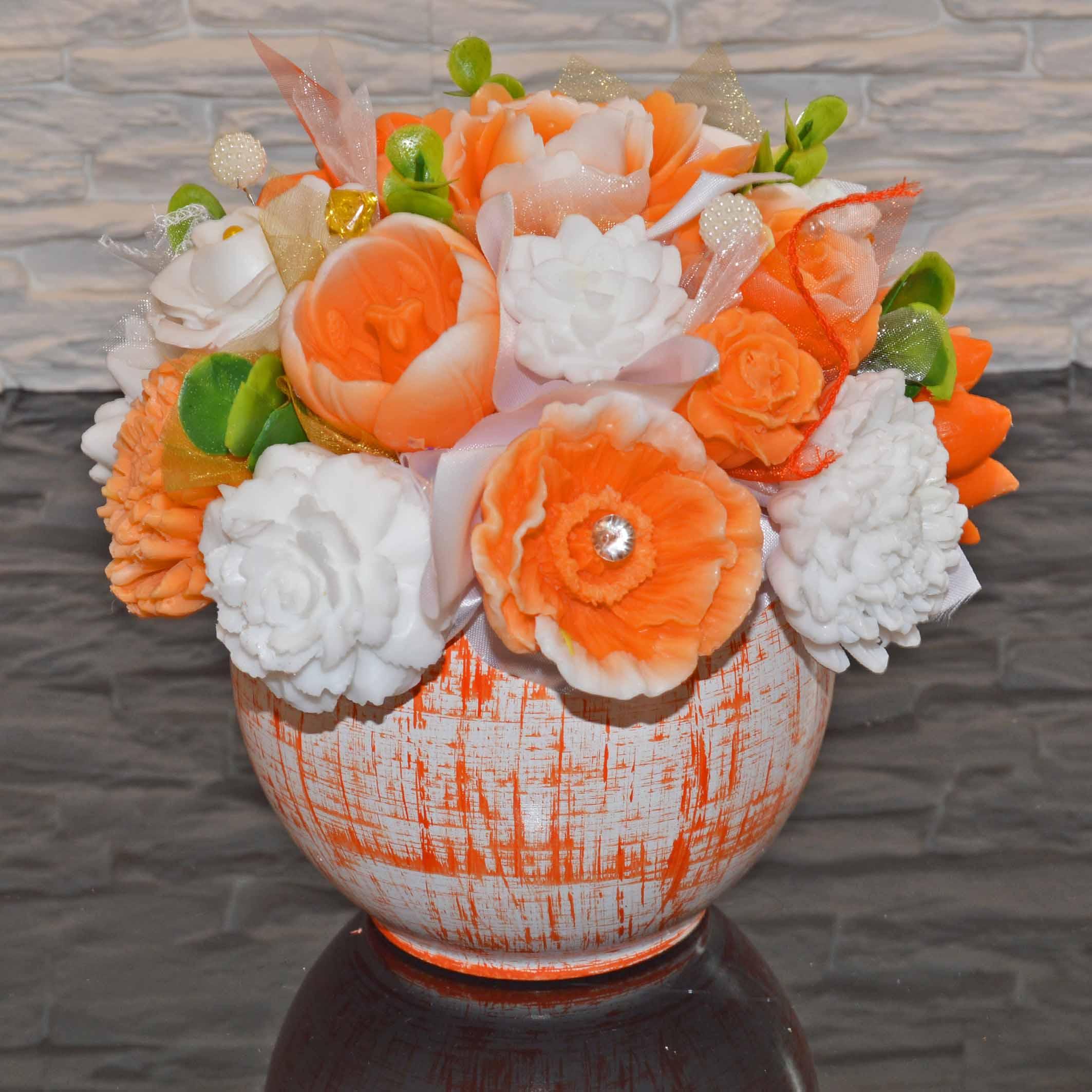 Сапунен букет в керамична саксия - оранжево, бяло